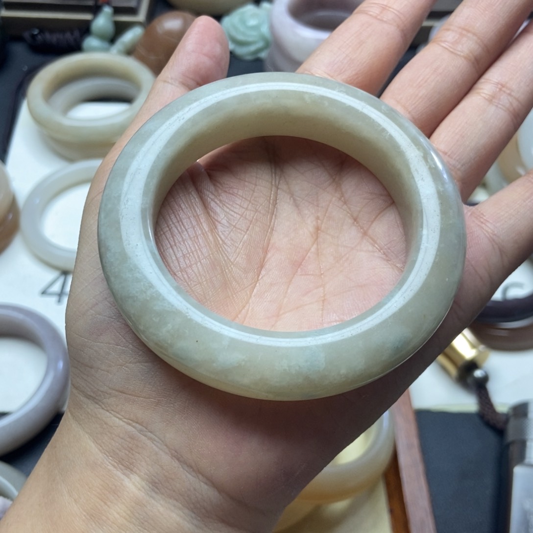 石英质玉手镯未镶嵌