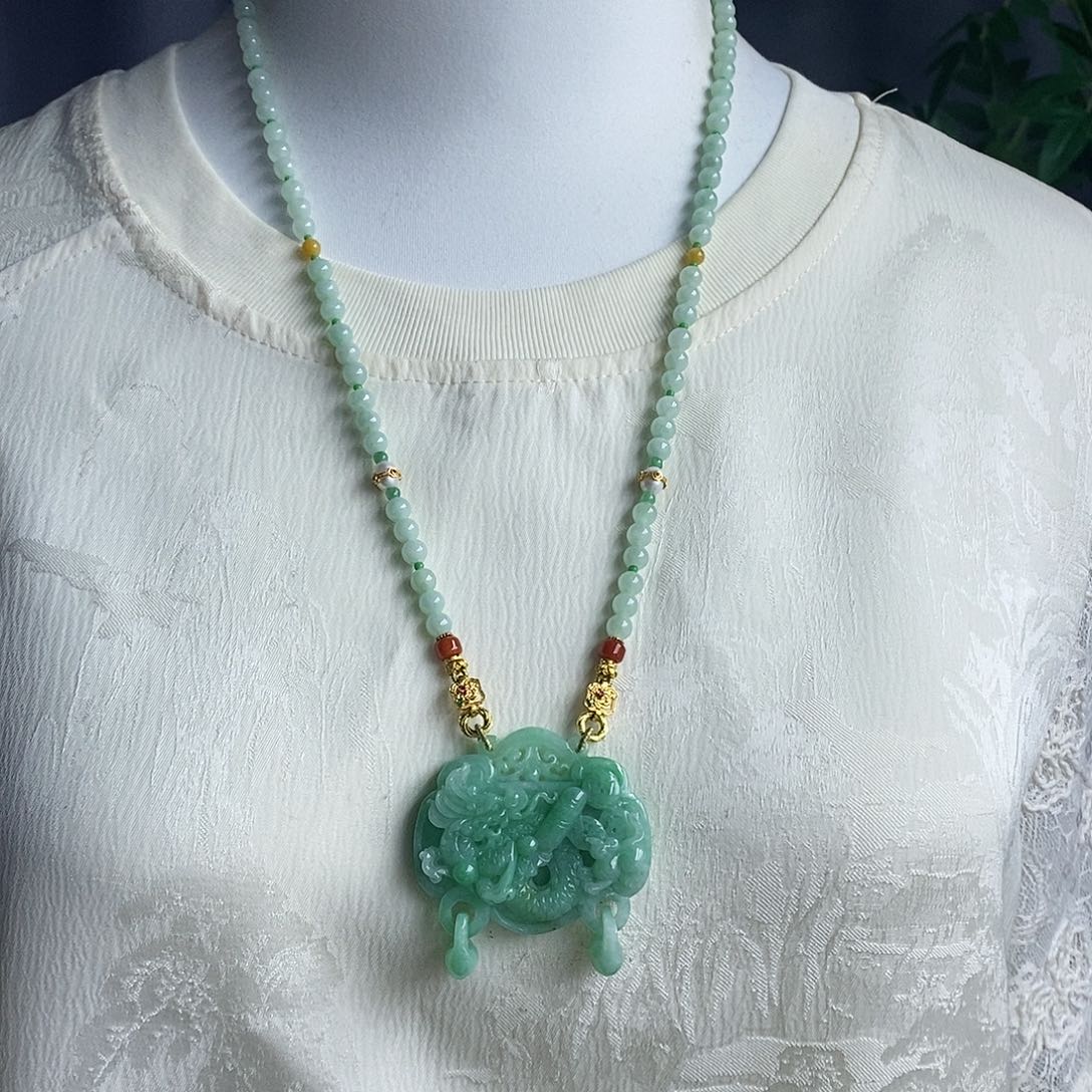 翡翠未镶嵌吊坠(赠链)