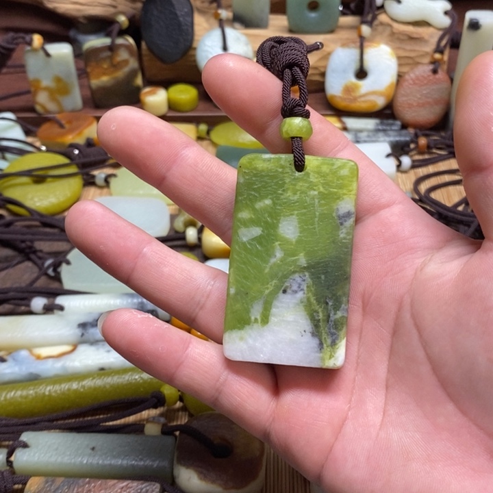 蛇纹石玉挂件未镶嵌