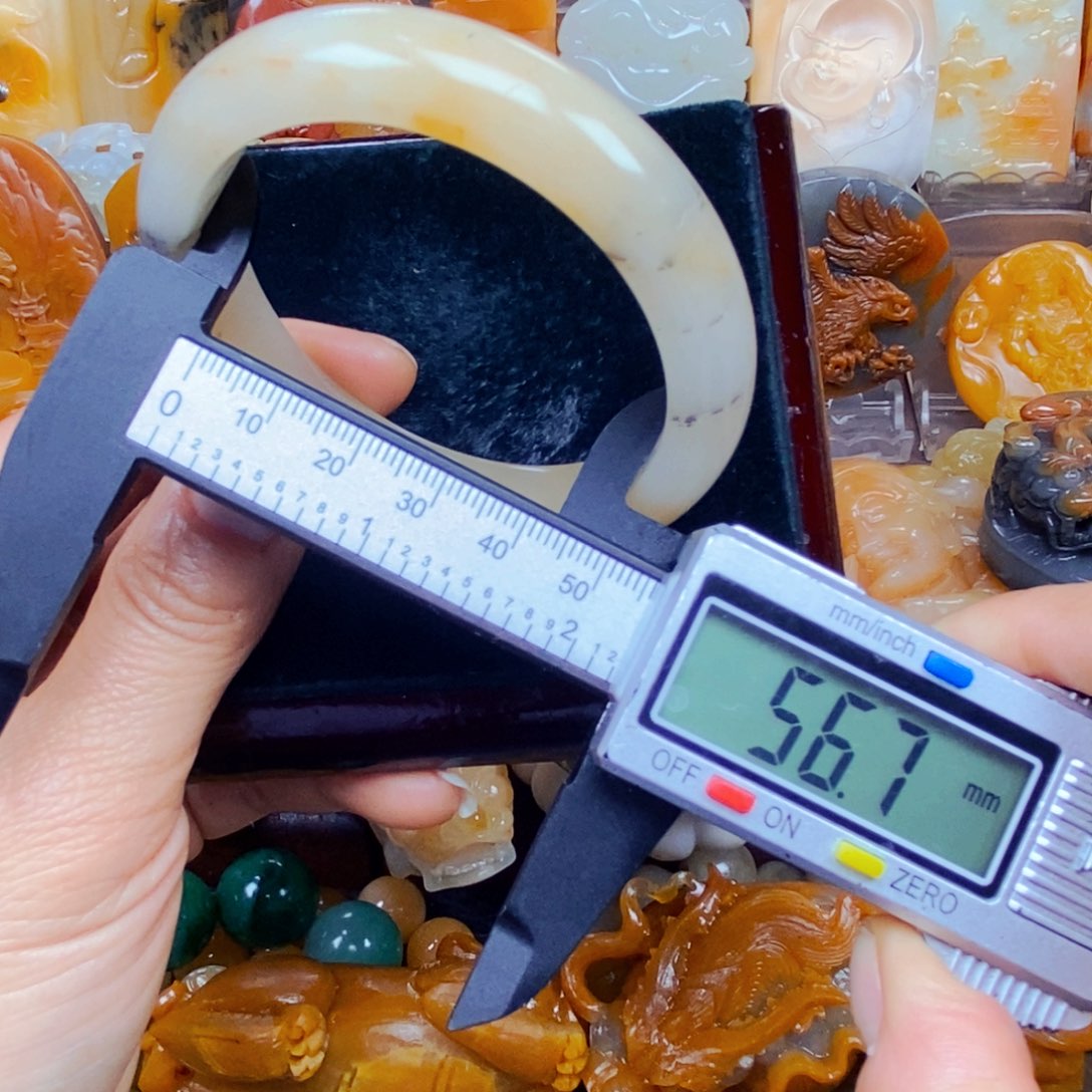 石英质玉（黄龙玉）颈饰未镶嵌