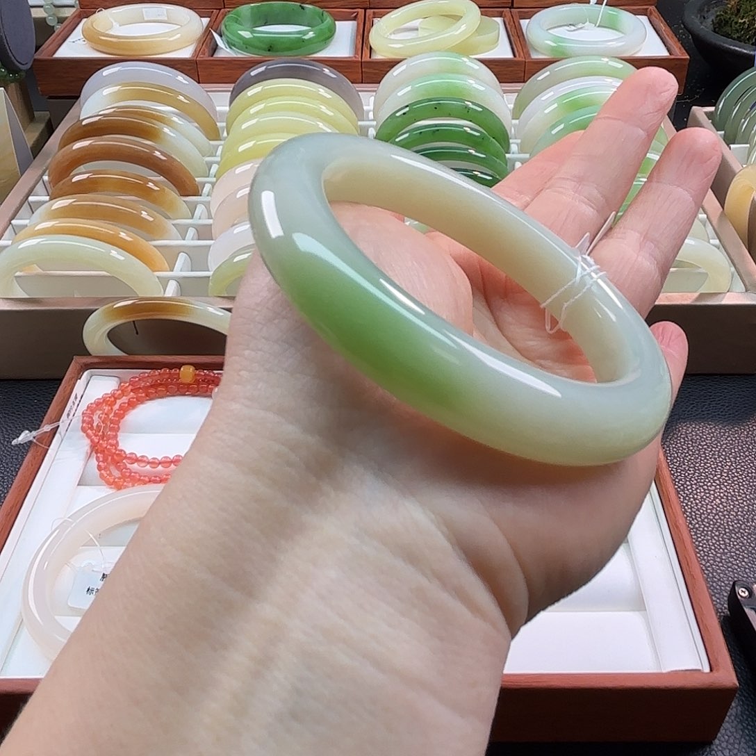 和田玉手镯未镶嵌