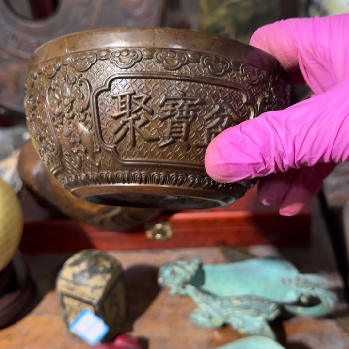 铜聚宝盆摆件炸漏一个