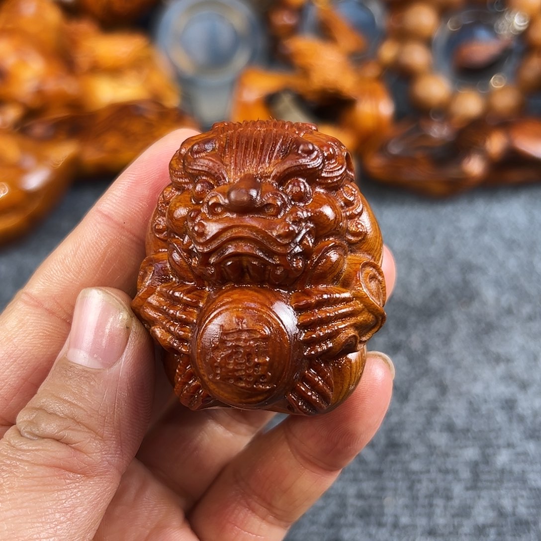 柏木太行崖柏溏心手把件貔貅