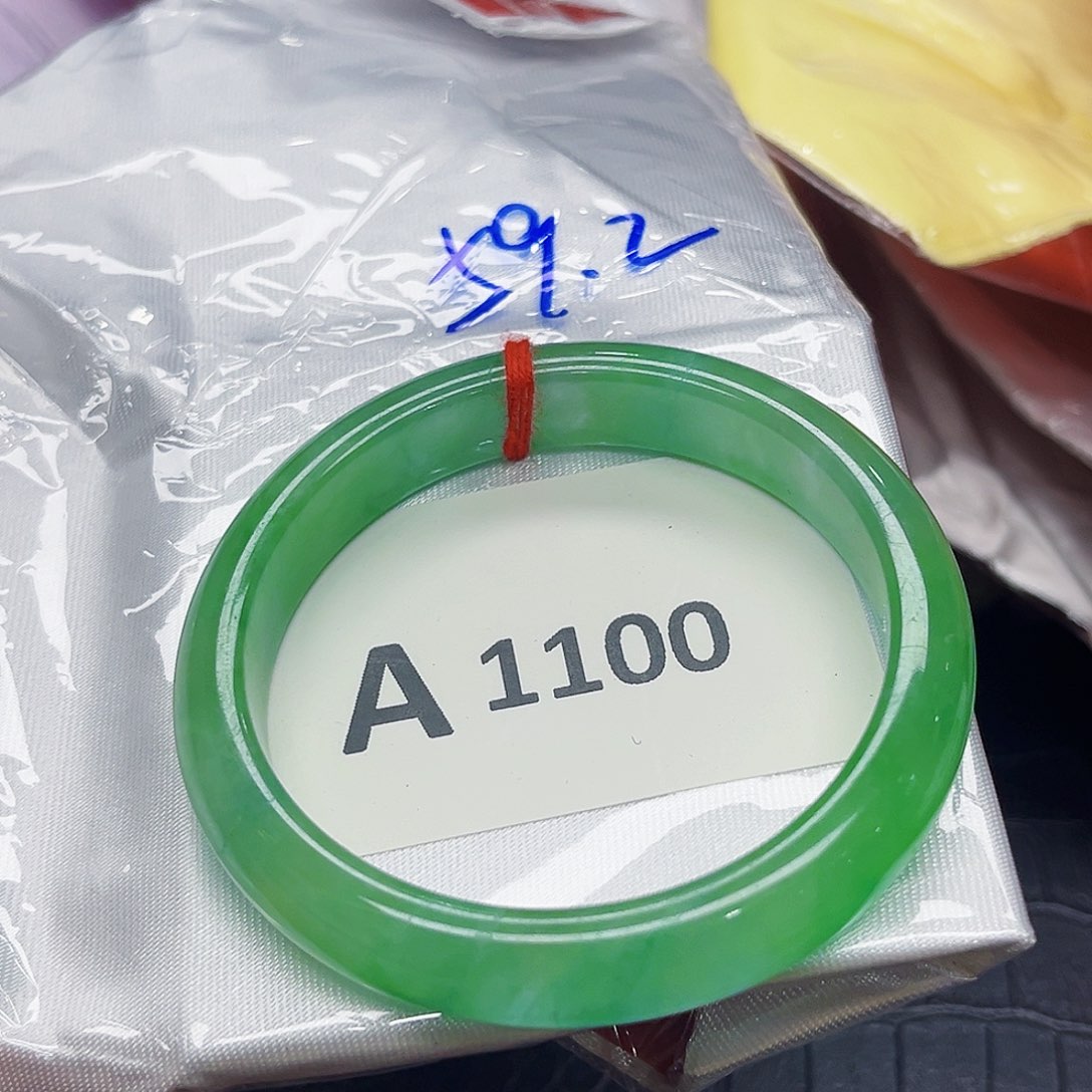 翡翠手镯未镶嵌微瑕