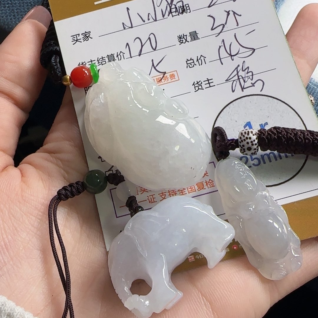 翡翠颈饰未镶嵌小*猪