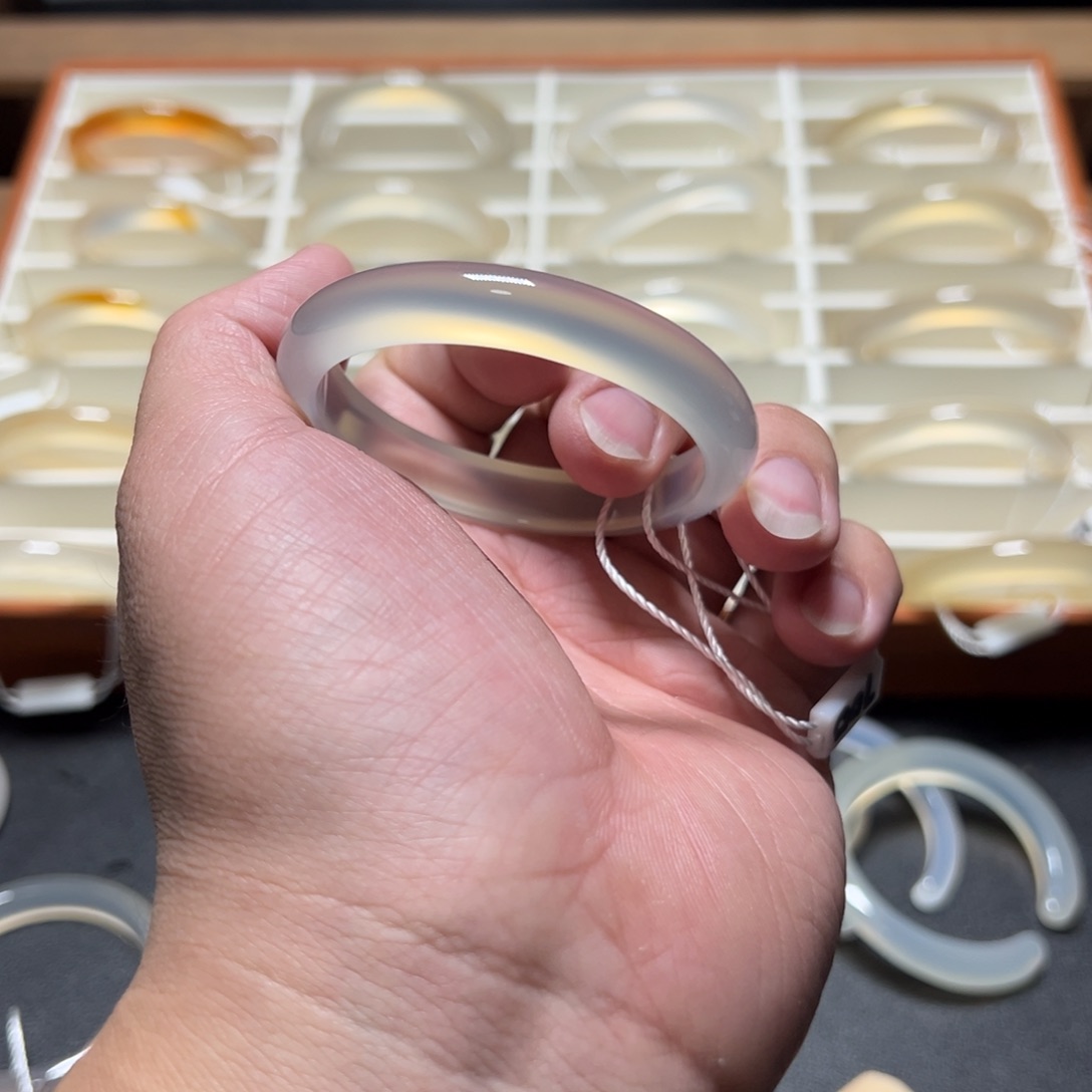 玛瑙/玉髓手镯未镶嵌L***^