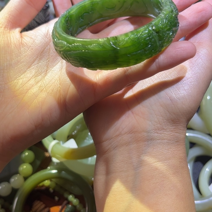 绿***岩和田玉（碧玉）未镶嵌颈饰