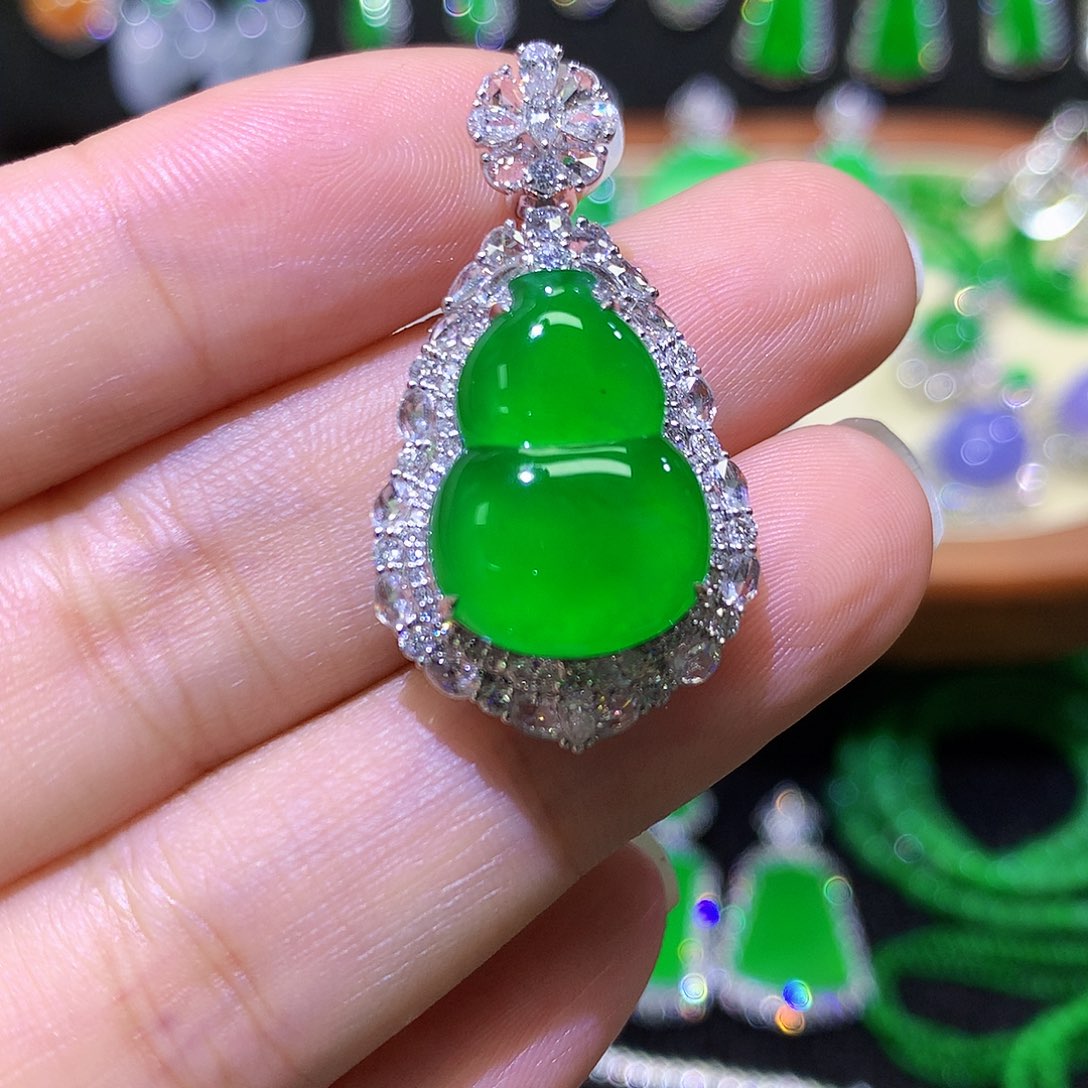 翡翠18K金镶嵌颈饰高冰满绿