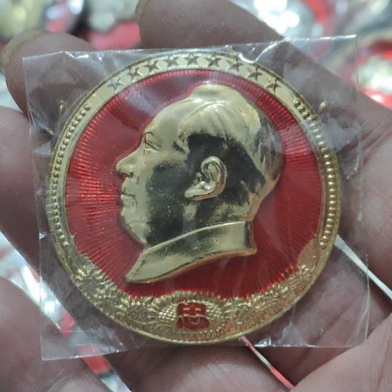 宜***人其他普通金属圆形红色人物像章