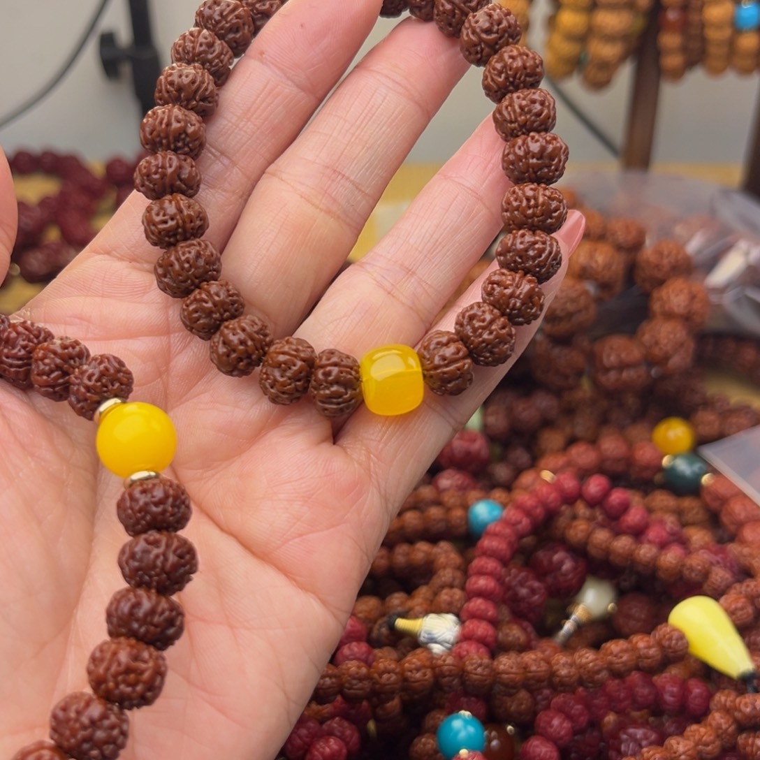 卍***缘五瓣机刷玉化包浆单圈手串