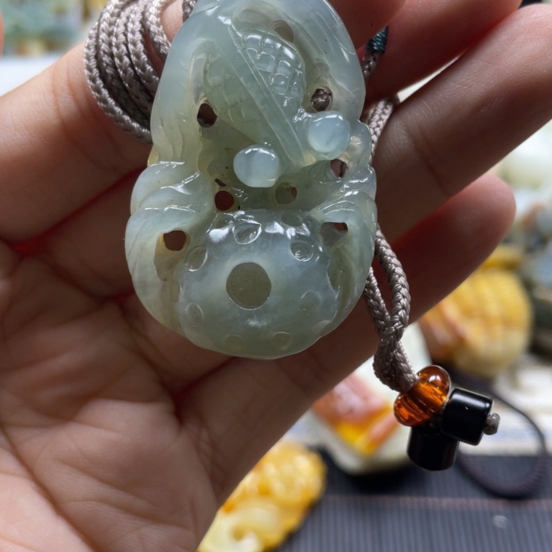 蛇纹石玉颈饰未镶嵌