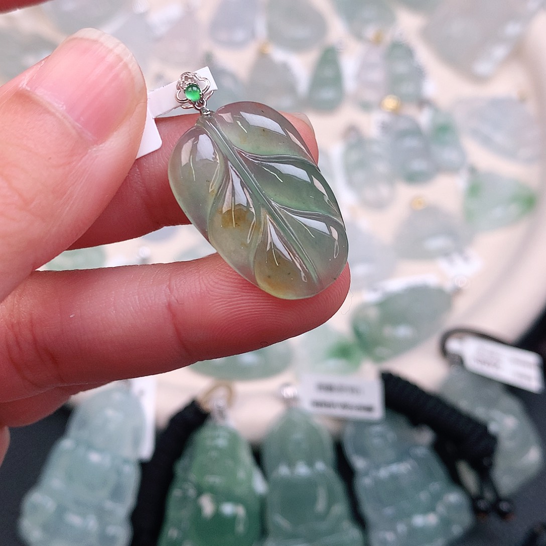 翡翠颈饰18K金镶嵌冰绿叶子
