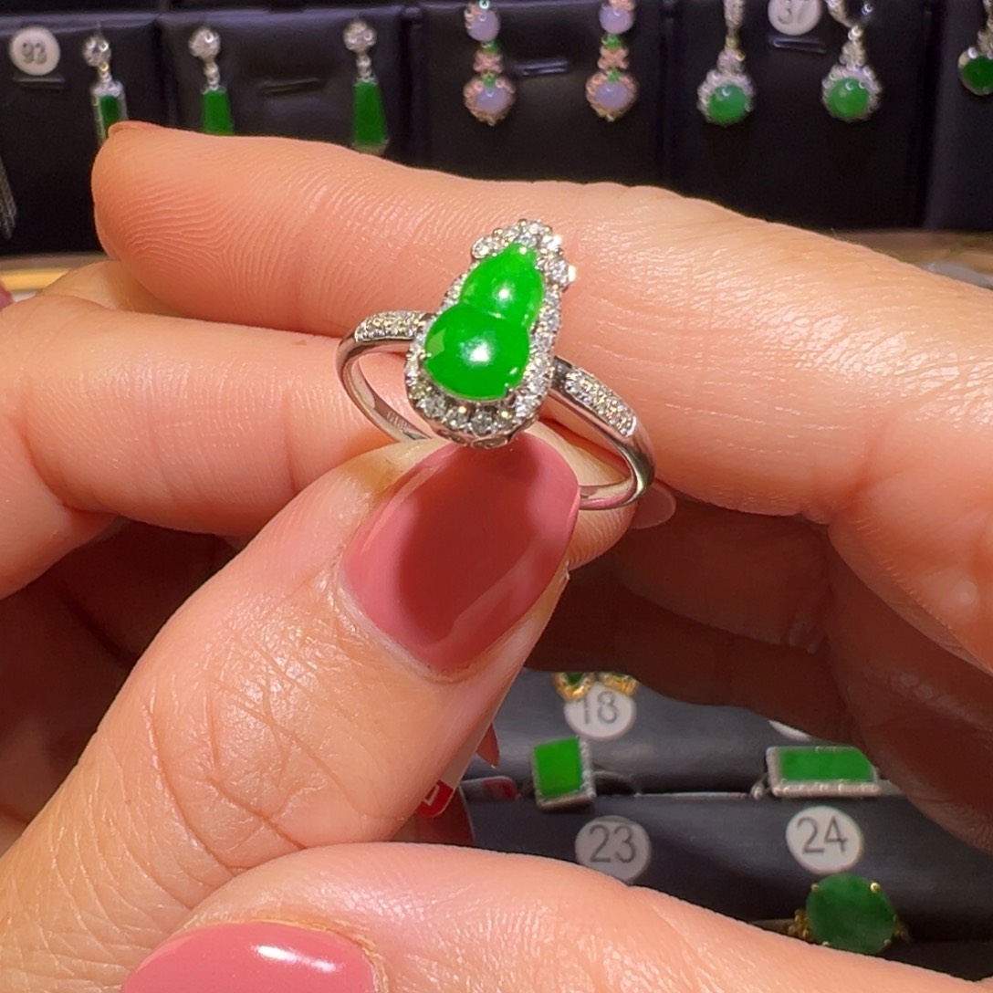 翡翠颈饰18K金镶嵌戒指