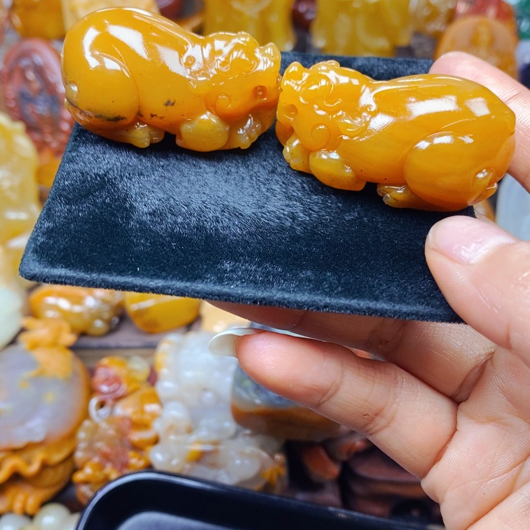 石英质玉（黄龙玉）未镶嵌颈饰