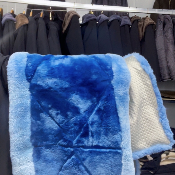 【闪购商品】羊皮毛一体认****?