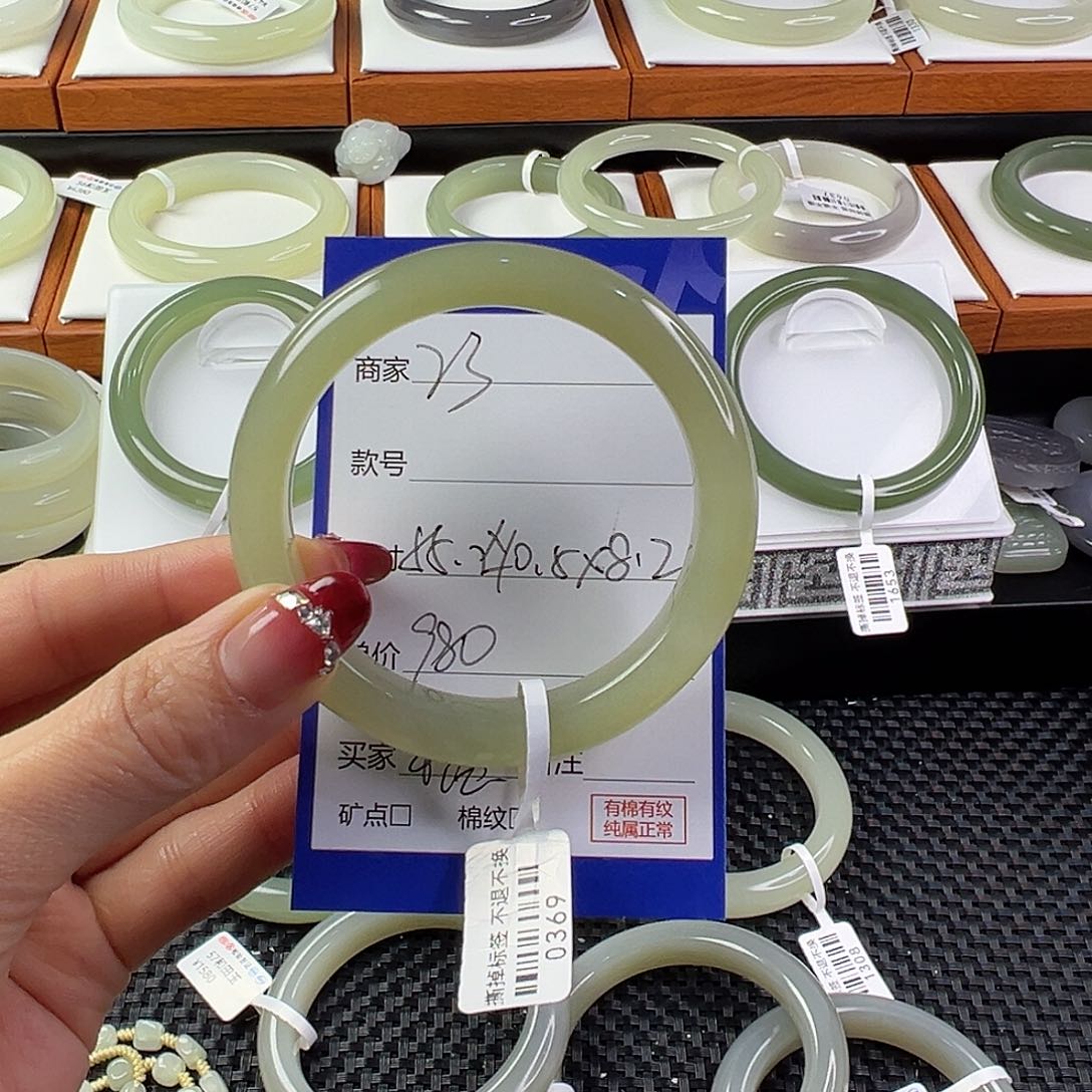 和田玉手镯未镶嵌榴**?