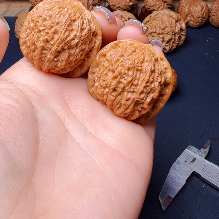 文玩核桃吊坠血麒麟37