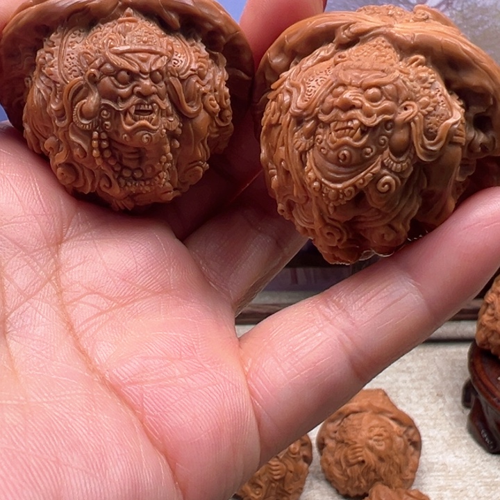 ****把件核桃白狮子黄财神