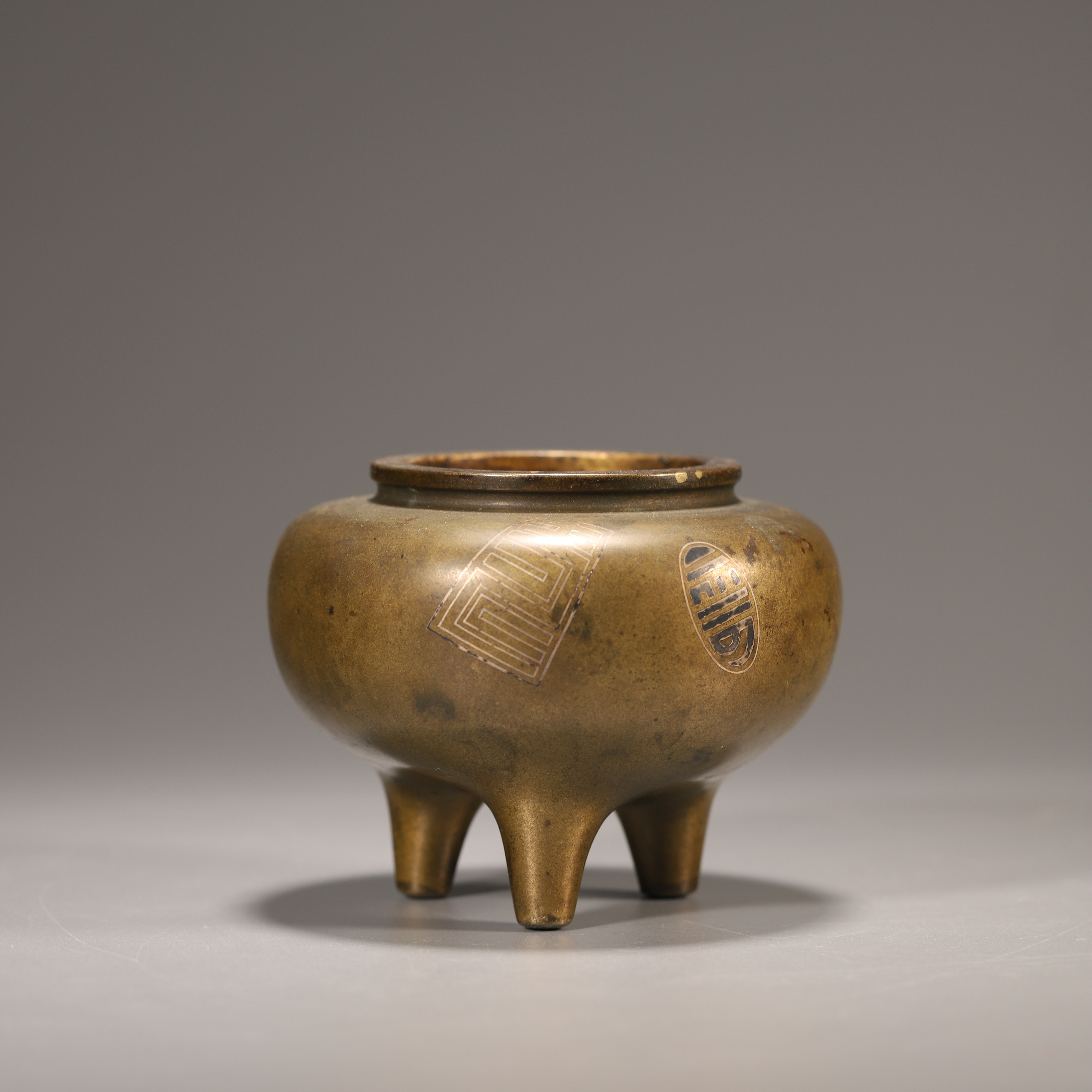 Lot35清代 三足嵌银丝铜炉