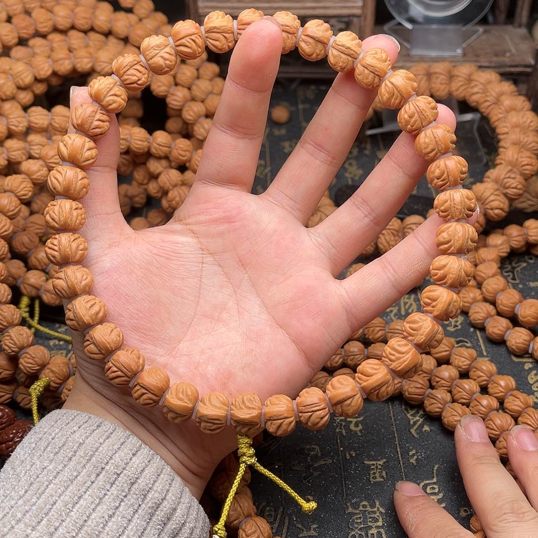 桃核吊坠桃和手持