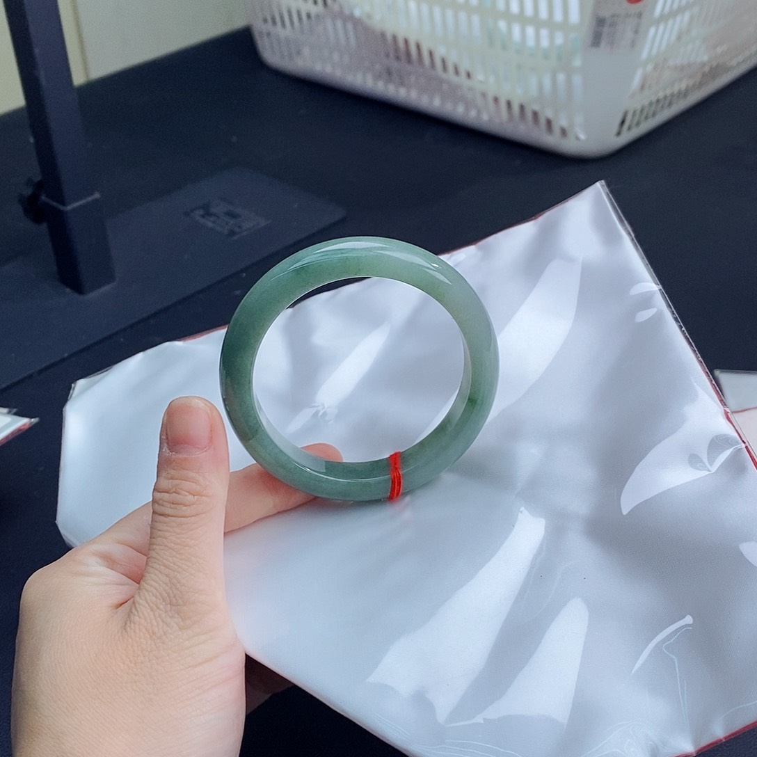 翡翠手镯未镶嵌翡翠