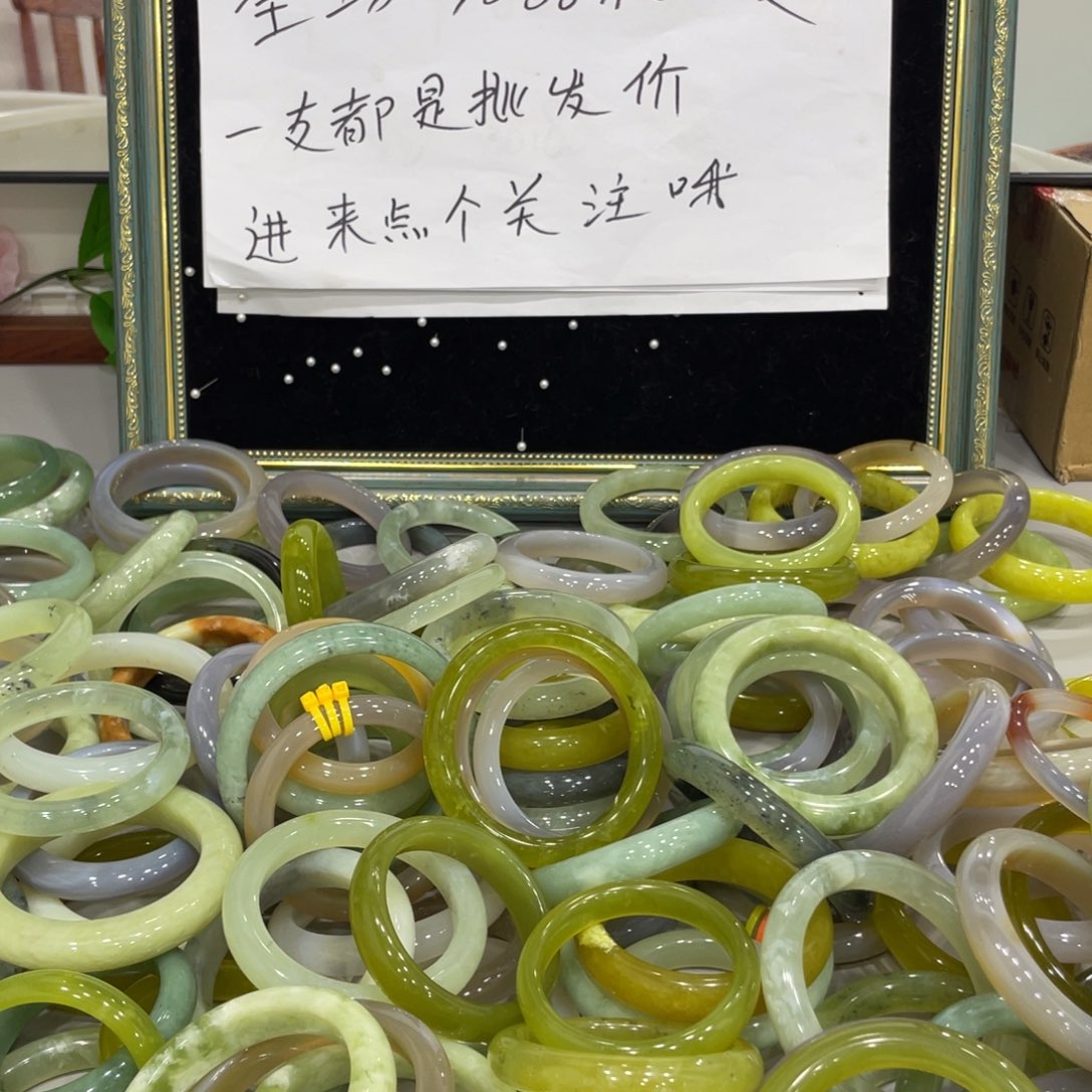 未镶嵌蛇纹石玉颈饰解**呗