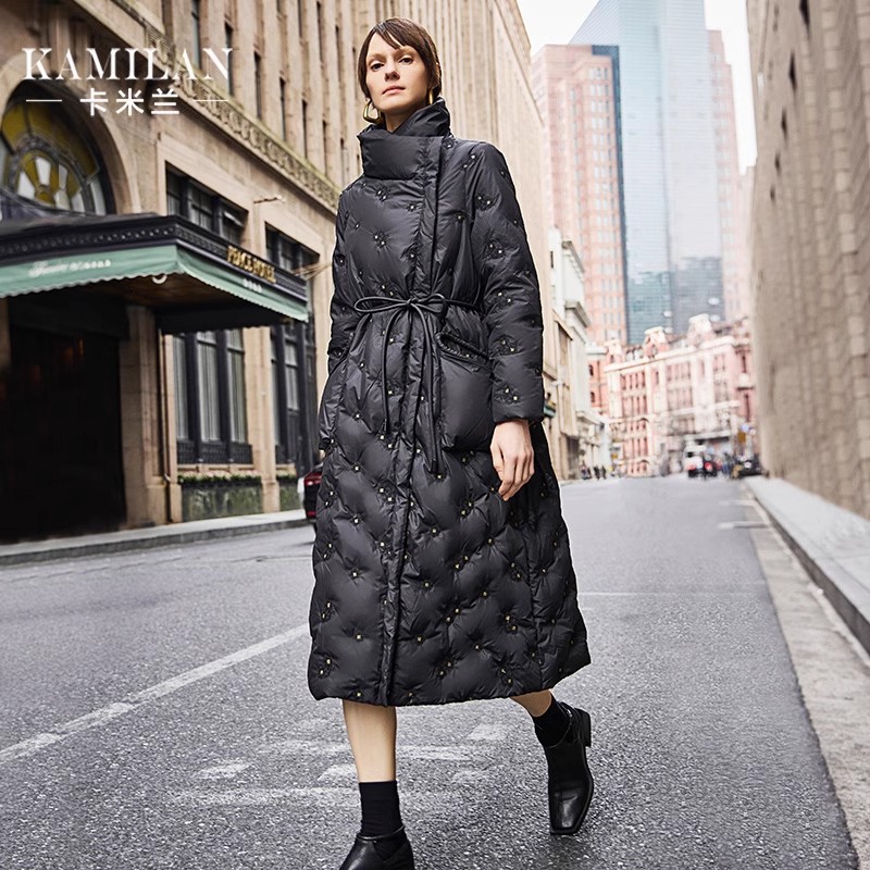 卡米兰白鹅绒羽绒服女2025冬季新款中长款绣花系带鹅绒服外套