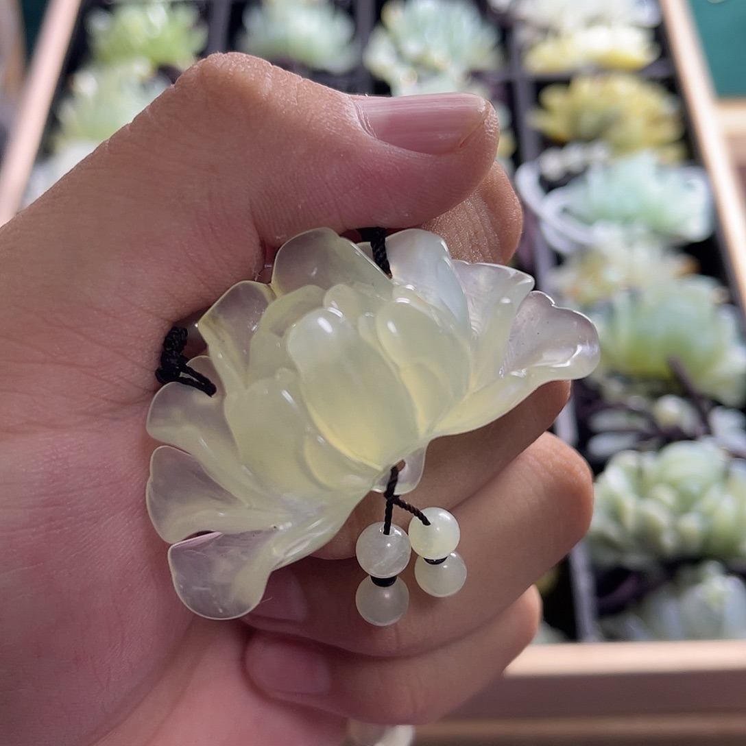 开***心蛇纹石玉未镶嵌颈饰