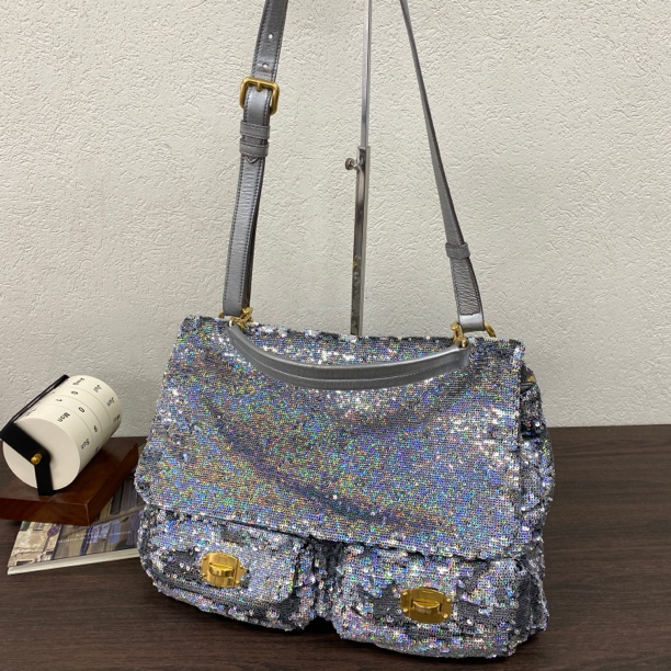 95新 MIU MIU/缪缪 银色亮片十字转扣公文手提斜挎包底长34 12334
