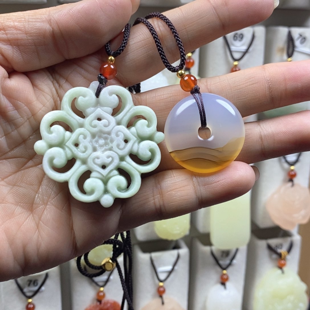 颈饰未镶嵌石英质玉（金丝玉）福*