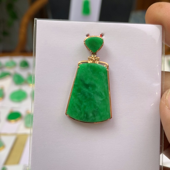 翡翠颈饰18K金镶嵌翡翠