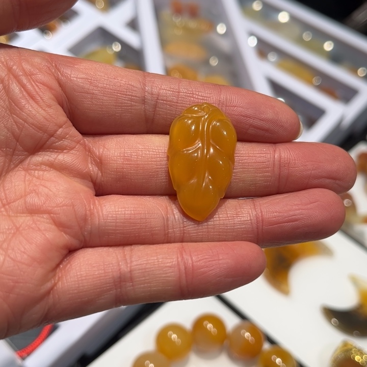 石英质玉（黄龙玉）未镶嵌颈饰