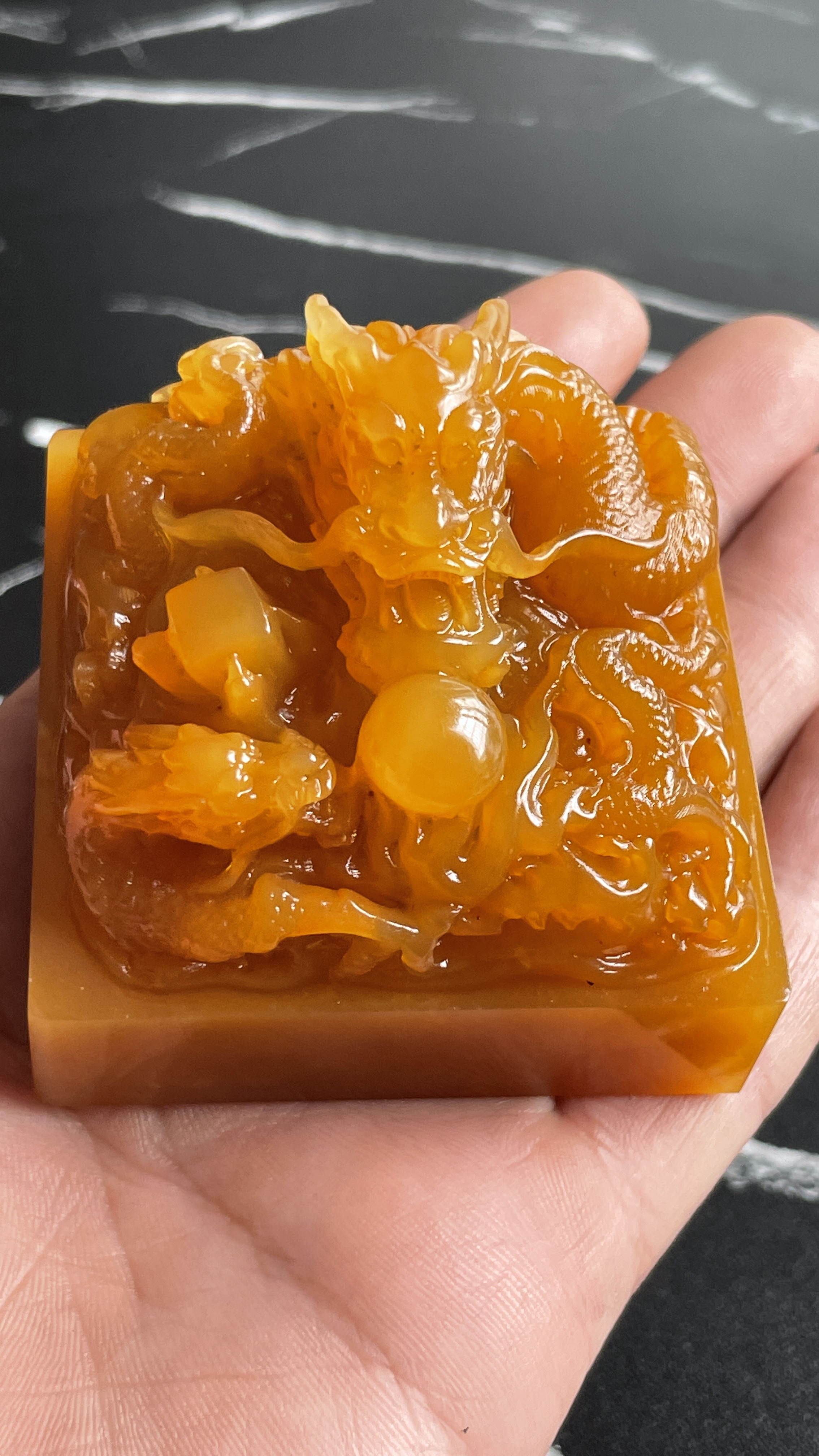 大开门寿山田黄石双龙戏珠，母子情深。262g