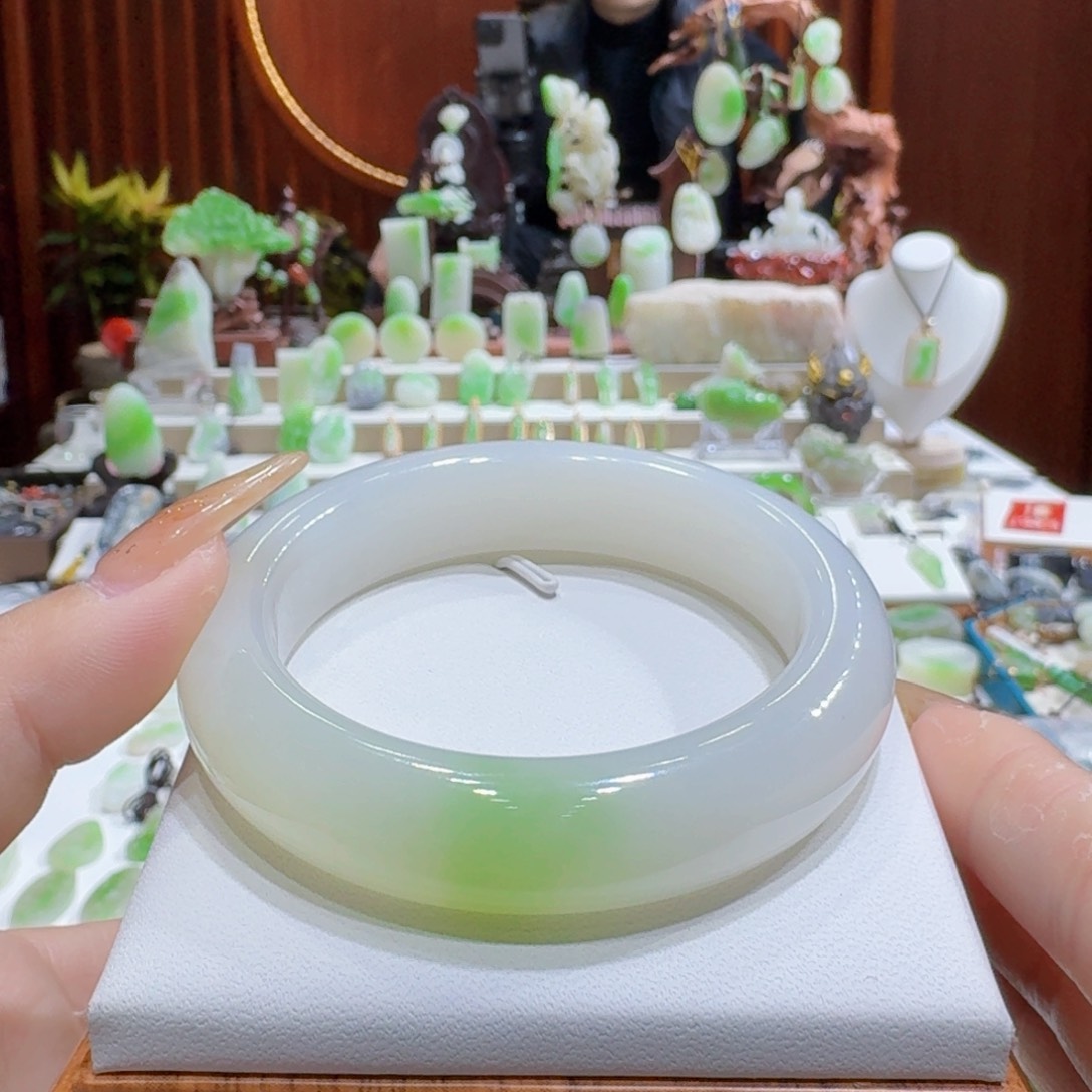 和田玉白底翠56未镶嵌