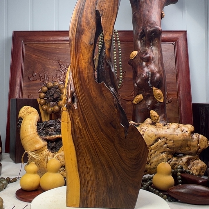 慢***呦木非洲檀香底座摆件