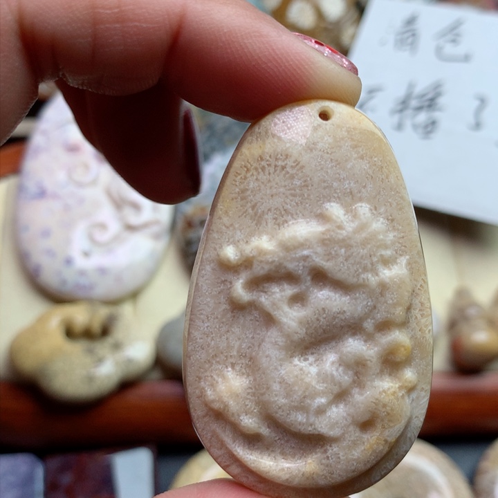 硅化珊瑚（珊瑚玉）颈饰未镶嵌