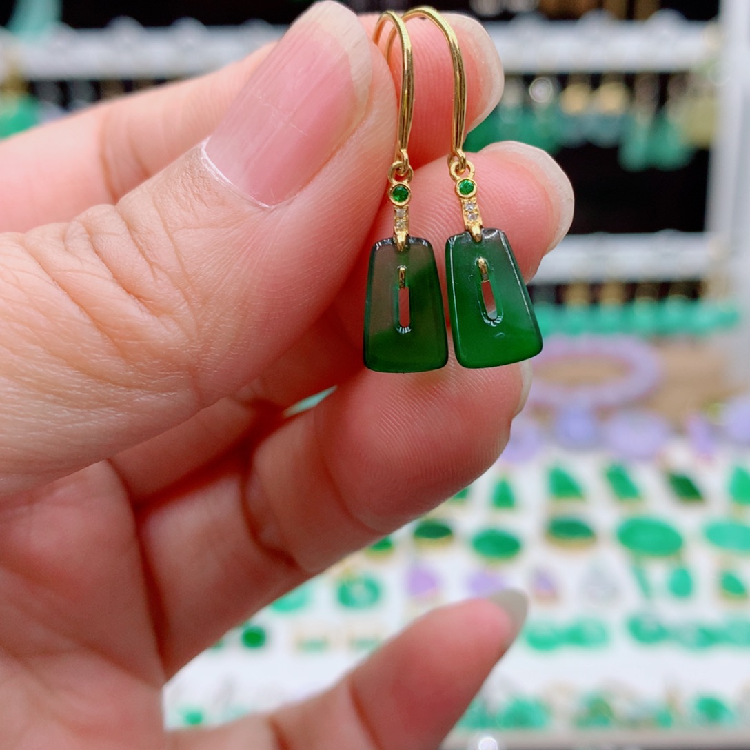 翡翠18K金镶嵌耳饰的