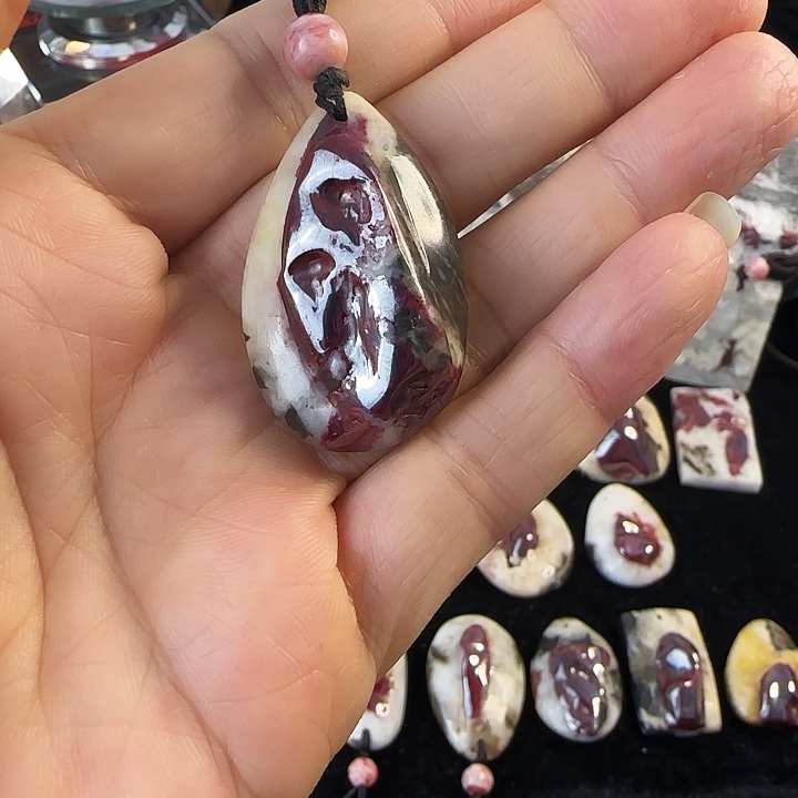 瑞***堂天然辰砂贵州万山天然大晶体朱砂吊坠正品