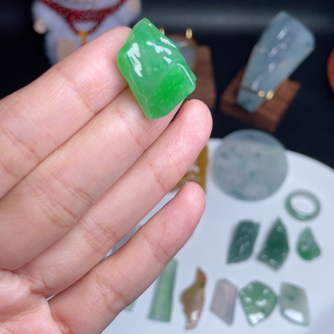 翡翠未镶嵌颈饰葫芦