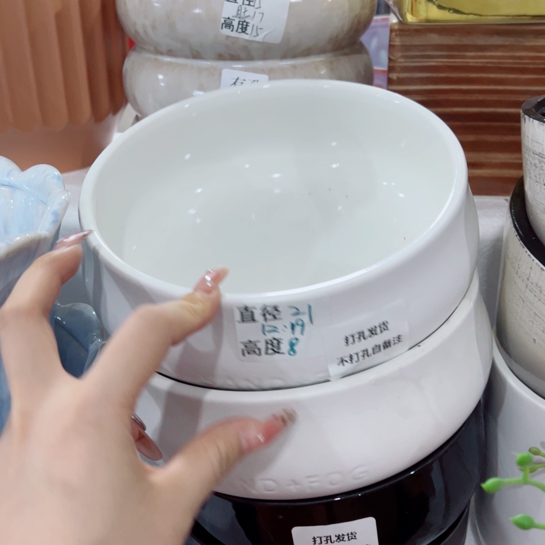 有孔，陶瓷花盆满10米包邮发货。