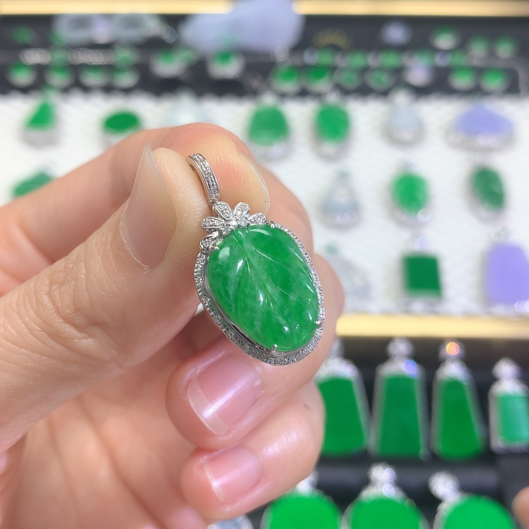 颈饰18K金镶嵌翡翠吊坠