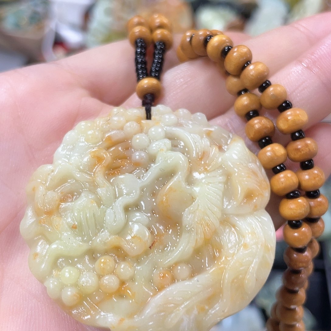 蛇纹石玉颈饰未镶嵌