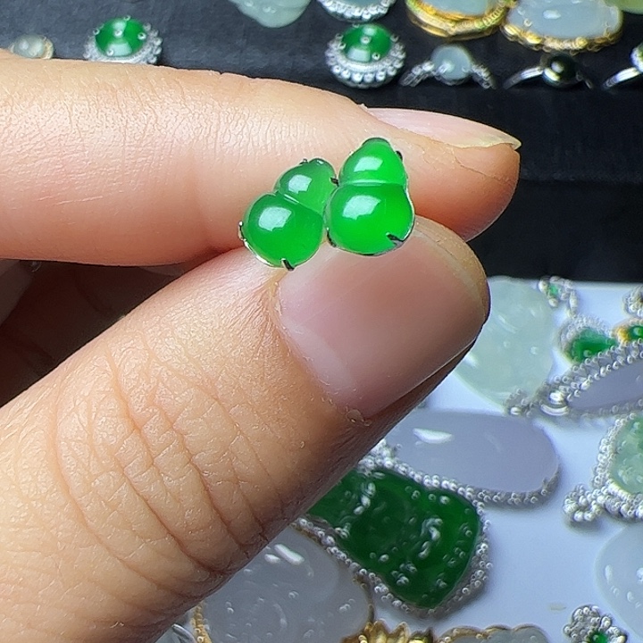 18K金镶嵌翡翠耳饰