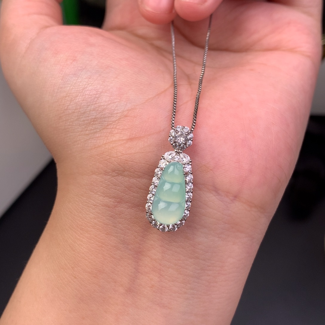 吊坠(赠链)银S925镶嵌翡翠大****行