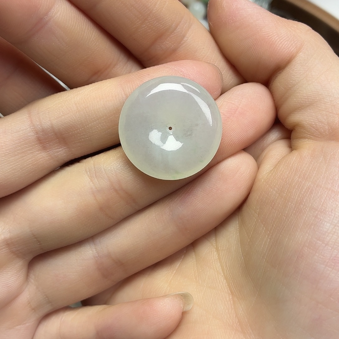 翡翠未镶嵌颈饰飘绿扣