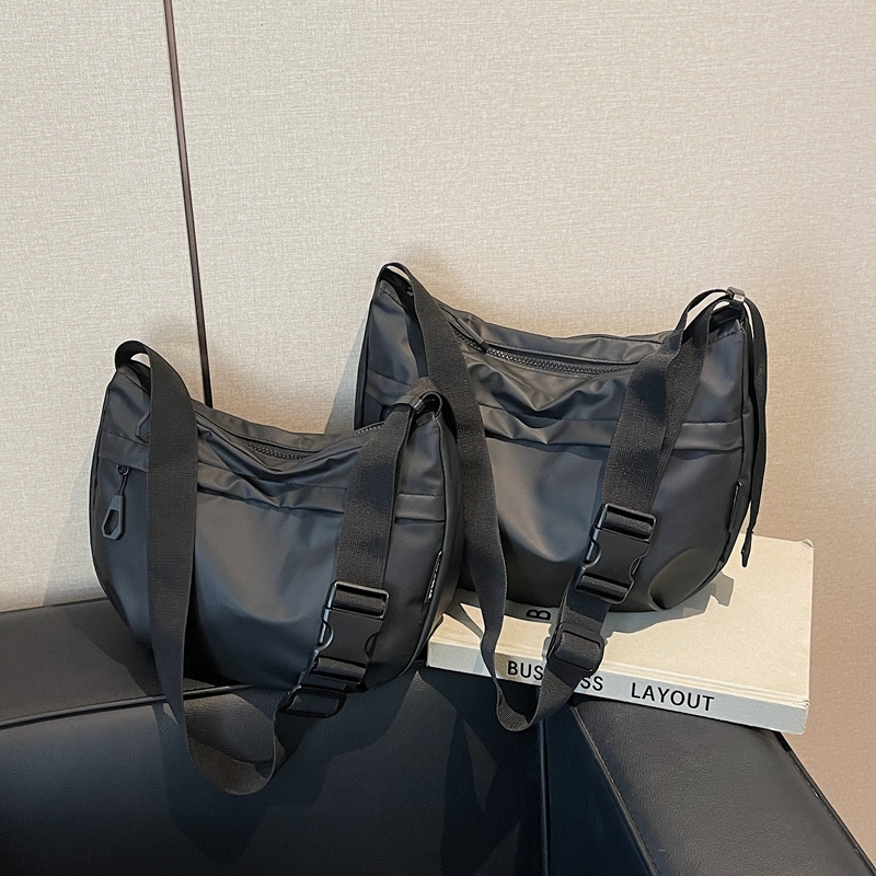 邮差包女款斜挎大容量暗黑色女学生通勤单肩防水机能风帅酷休闲包