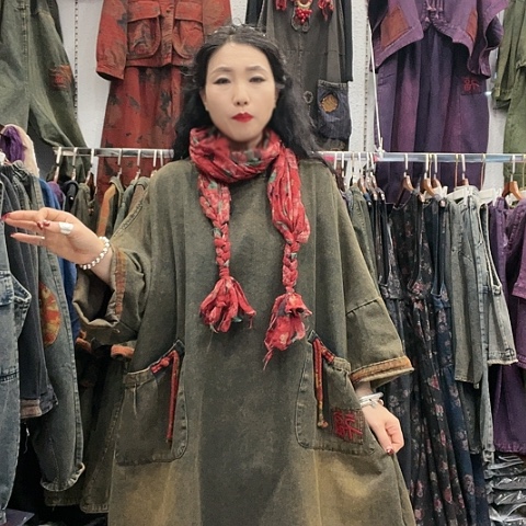 刺绣招财猫牛仔炒色盘扣裙