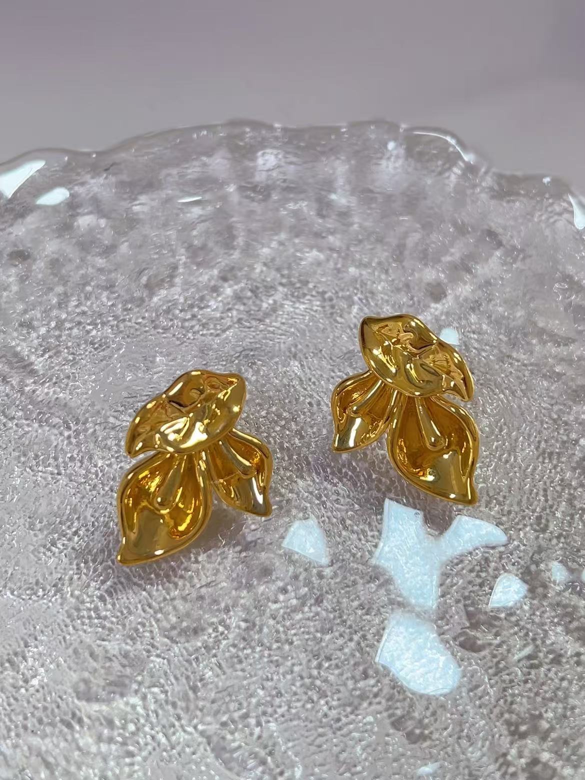 足金999  简约百搭优雅马蹄莲耳针