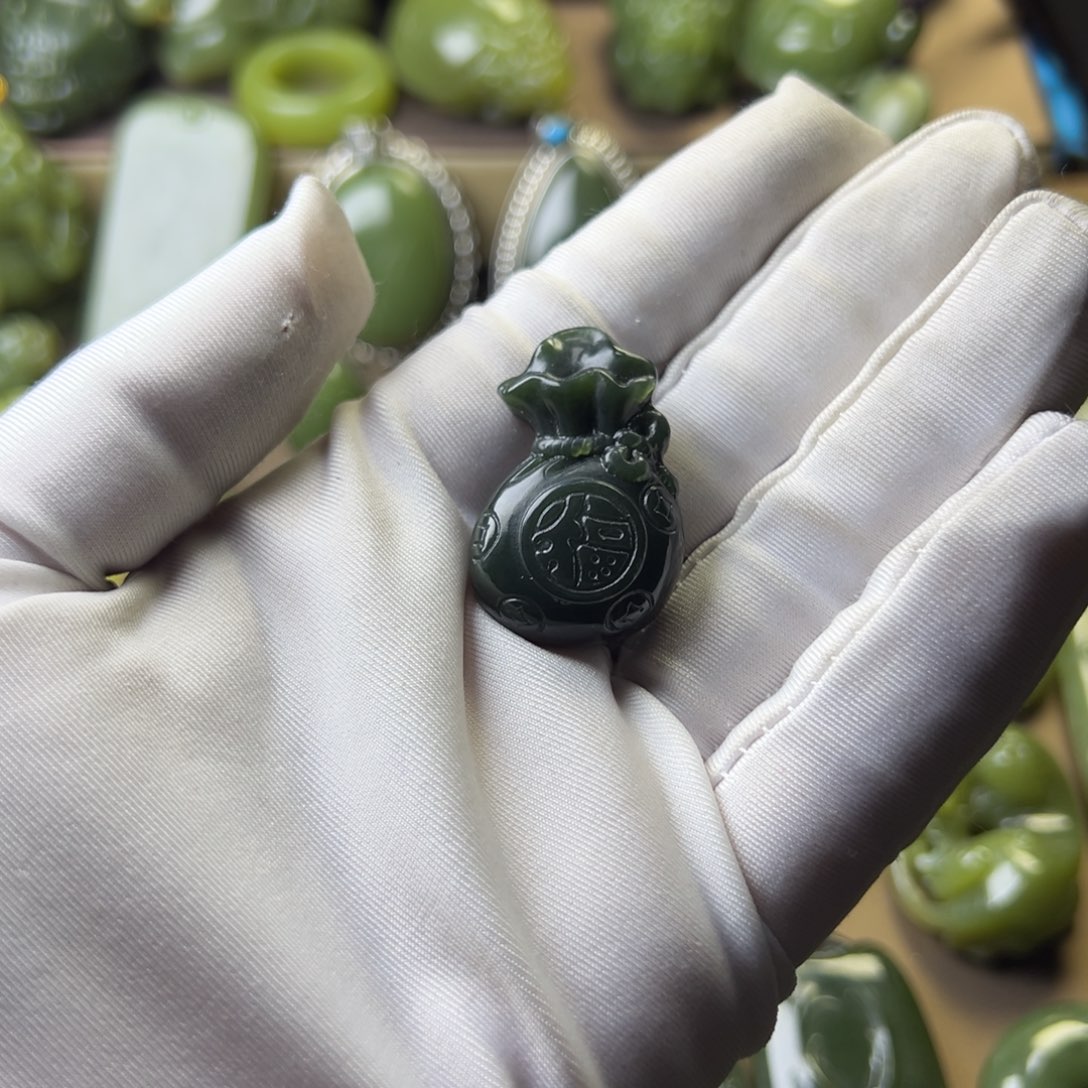 岫岩老玉（透闪石质玉）挂件未镶嵌