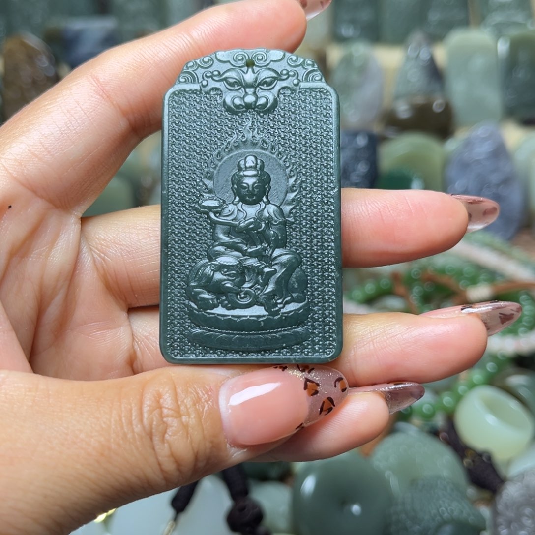 和田玉颈饰未镶嵌背面雕刻龙